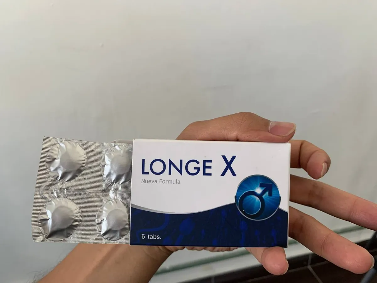 Caja de Longe X Nueva Fórmula en la mano junto a su blíster de 6 tabletas